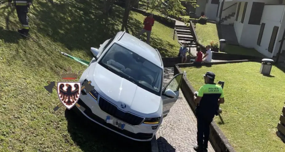 Incidente a Bellamonte: auto in bilico su pendio, un ferito