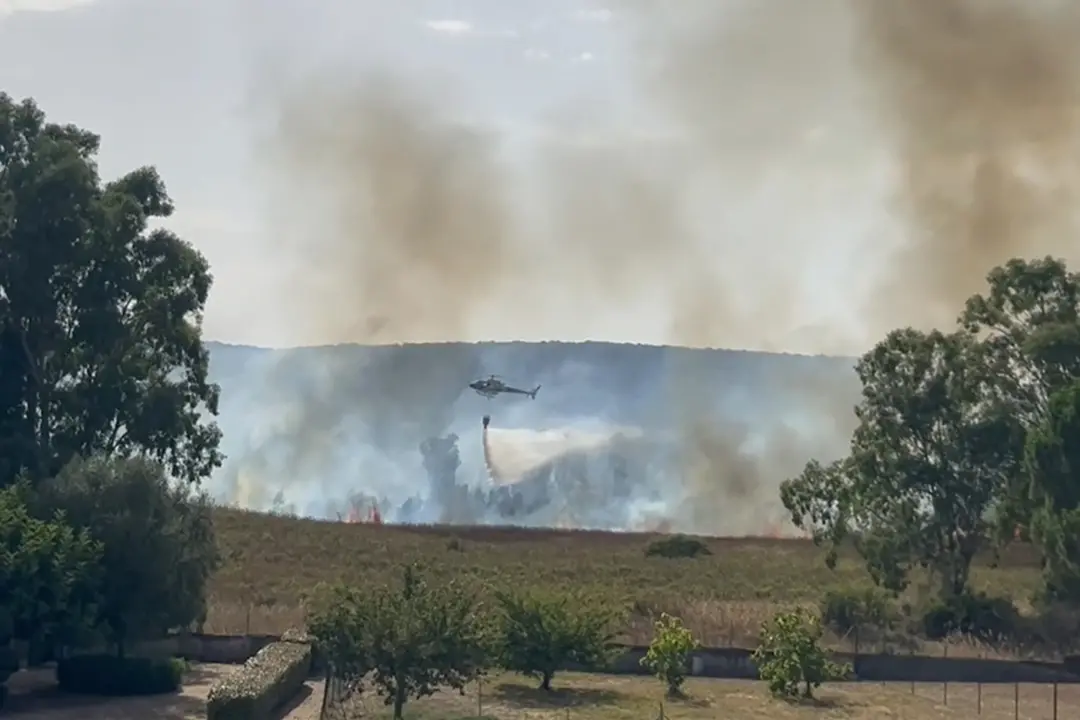 Sardegna, incendi nel Sulcis: chiuso tratto della Ss 126 \"Sud-occidentale sarda\"