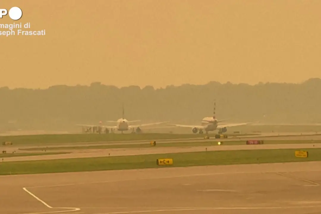 Canada, il fumo degli incendi crea foschia arancione su un aeroporto di New York