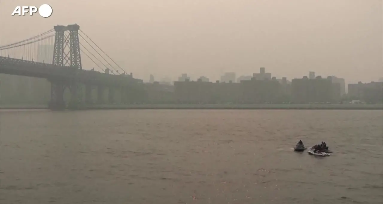 Il fumo degli incendi canadesi avvolge lo skyline di New York