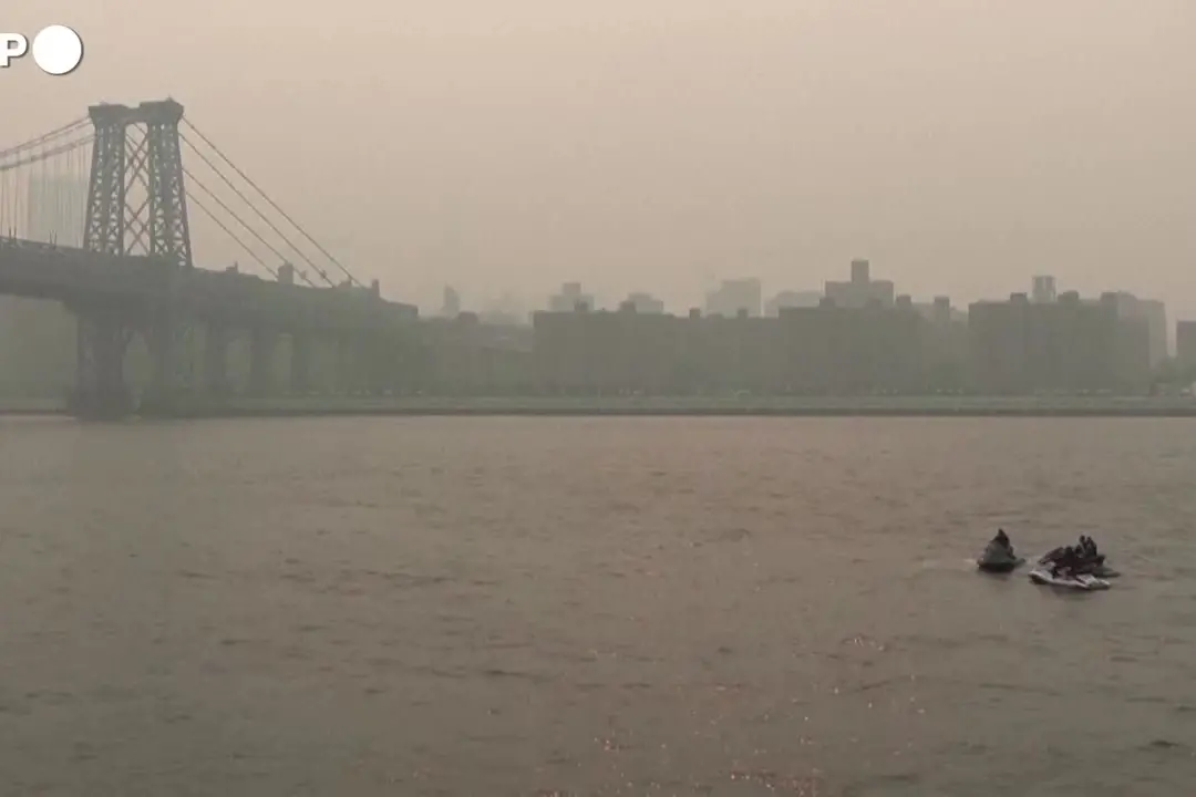 Il fumo degli incendi canadesi avvolge lo skyline di New York