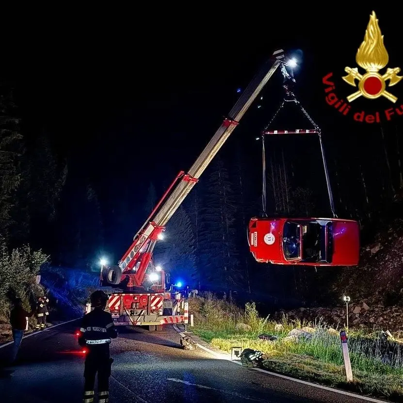 Passo Giau, Porsche d’epoca esce di strada: precipita in una scarpata