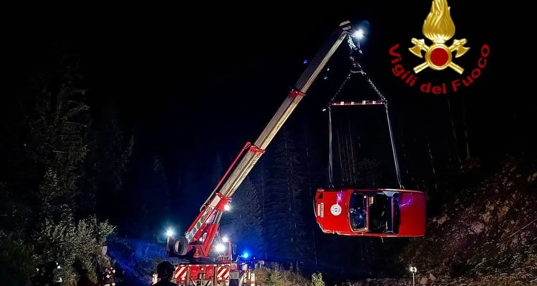 Passo Giau, Porsche d’epoca esce di strada: precipita in una scarpata
