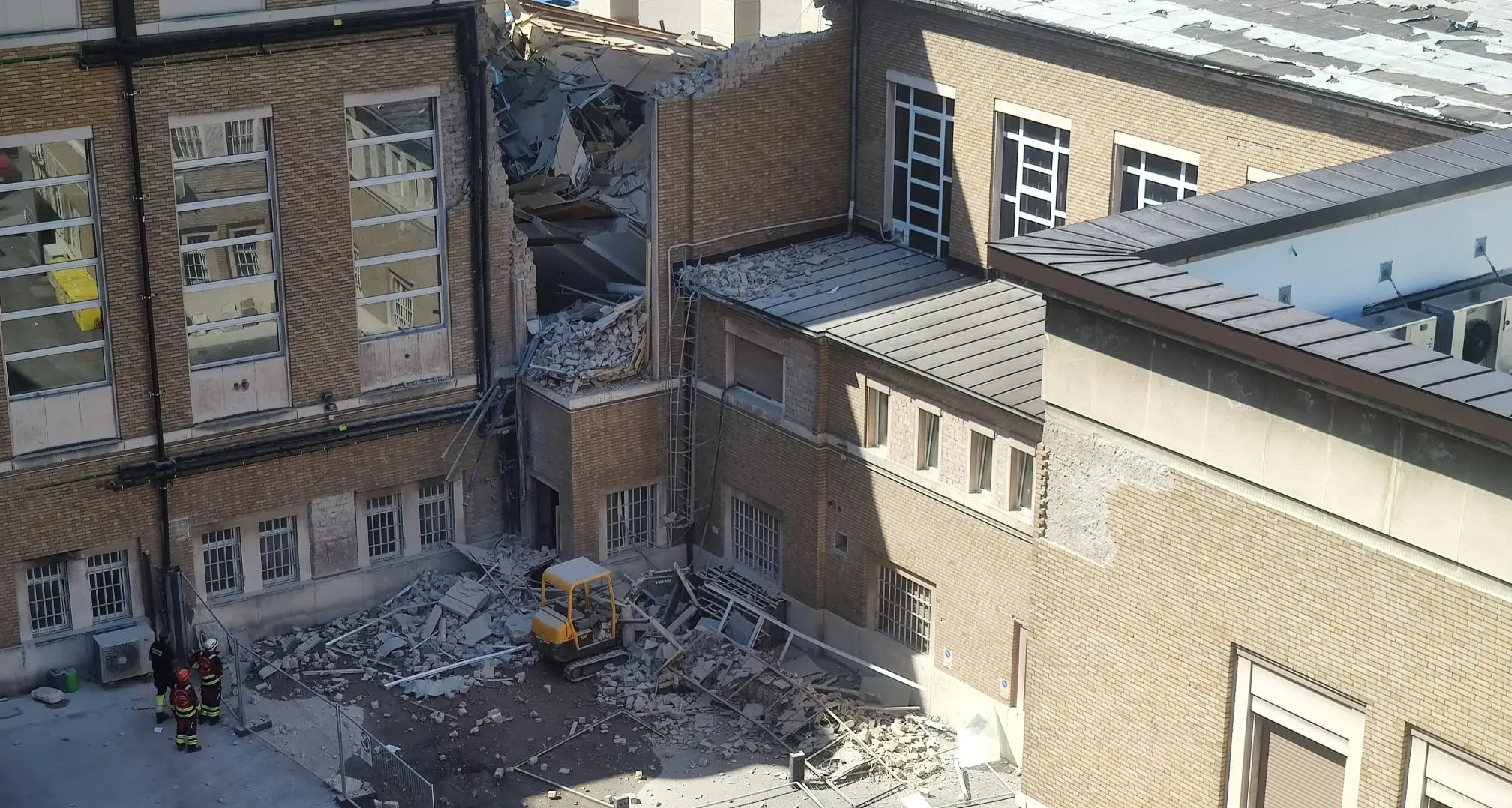 Tribunale, via alla rimozione delle macerie dopo il crollo