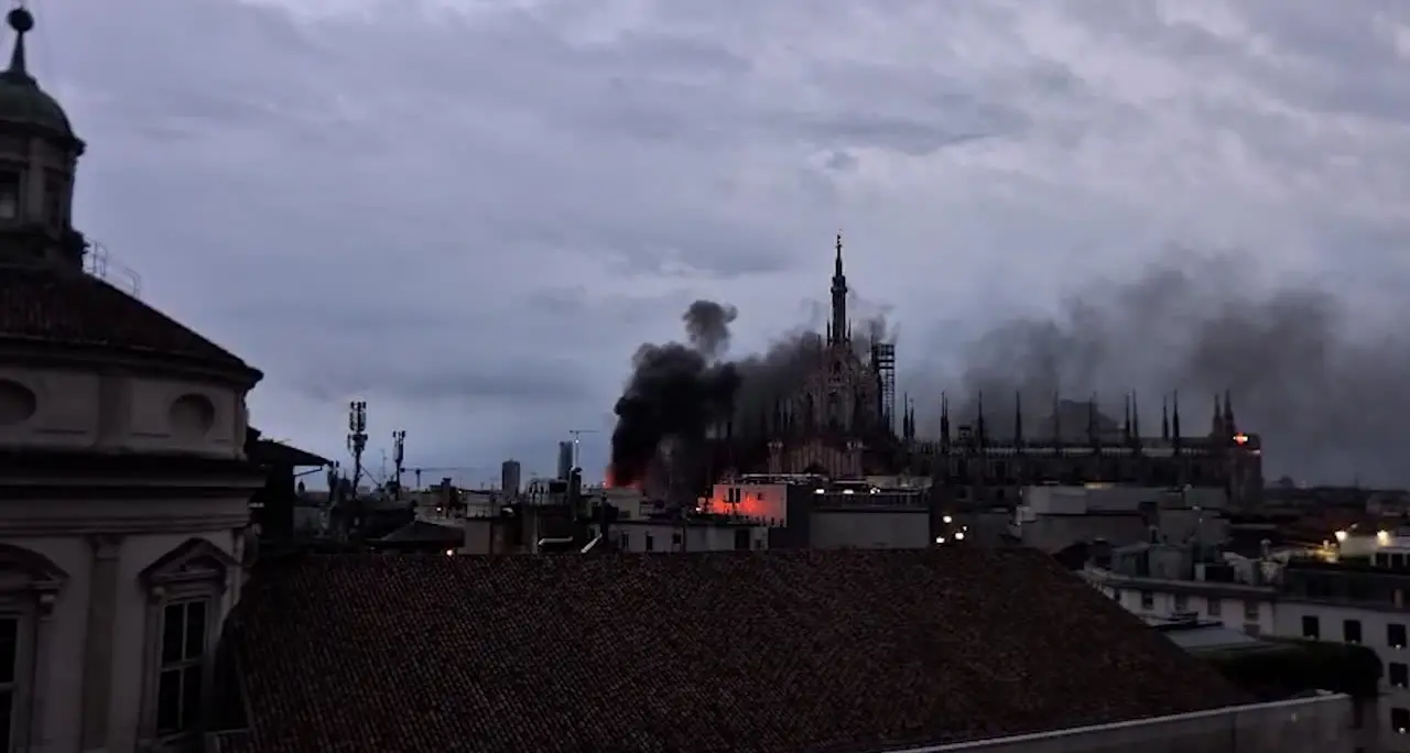 Incendio in un palazzo vicino alla Rinascente a Milano: vigili sul posto