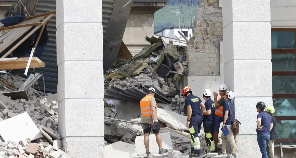 Tribunale crollato: sopralluogo dei tecnici e foto dei passanti - Foto