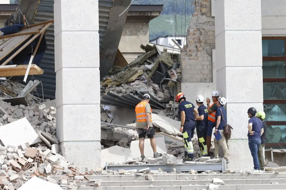 Tribunale crollato: sopralluogo dei tecnici e foto dei passanti - Foto