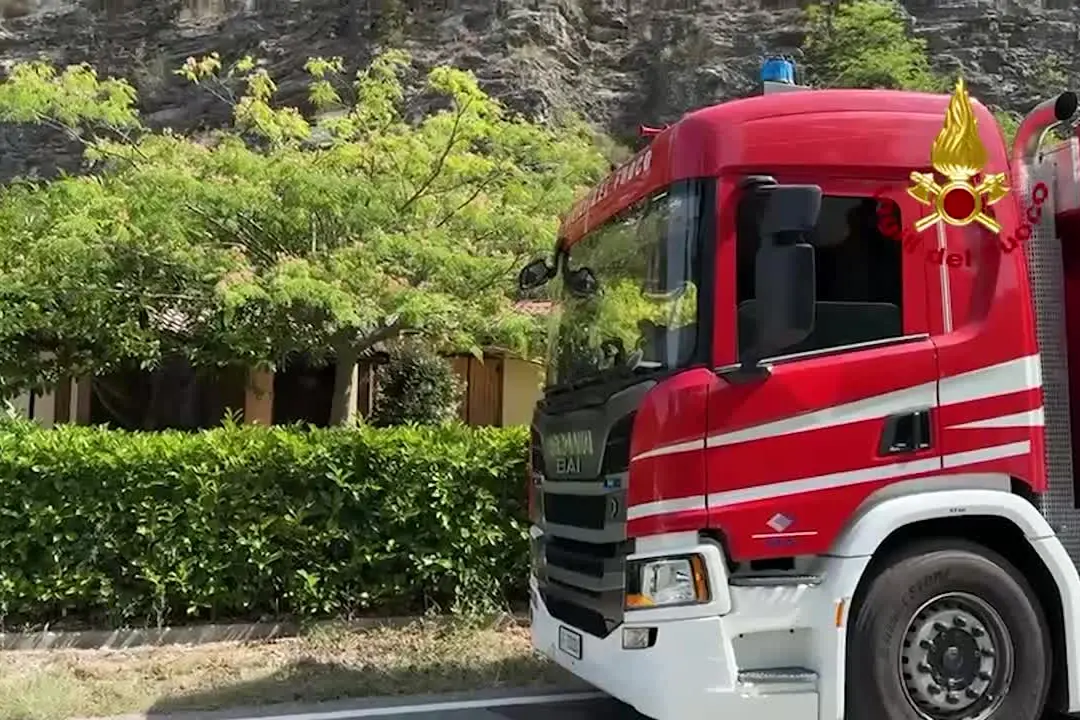 Vasto incendio ancora attivo in Umbria, chiusura parziale di una statale