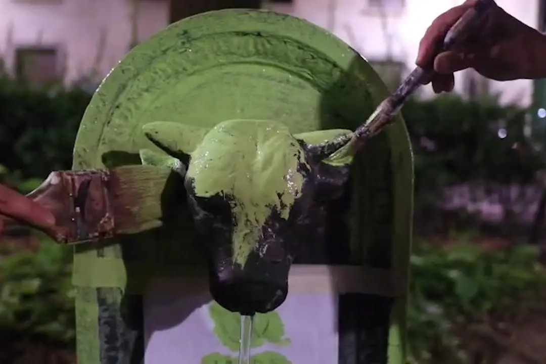 Torino, Extinction Rebellion ridipinge in verde fluo un Turet