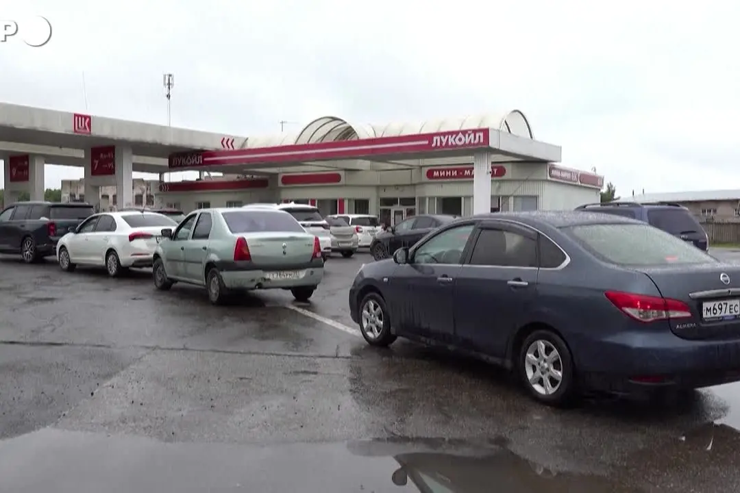 Russia, code interminabili ai distributori di benzina a causa della crisi del carburante