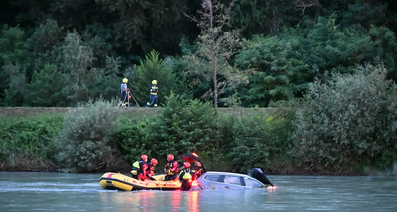 Auto nell'Isarco a Bolzano Sud: conducente salvo per miracolo