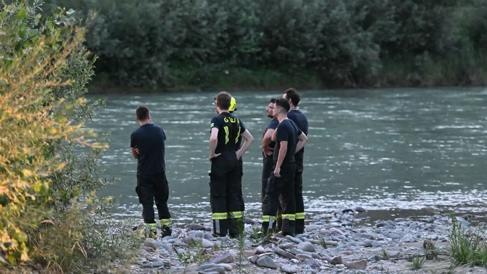 Bolzano Sud, auto trascinata dall'Isarco: automobilista recuperato dai vigili del fuoco