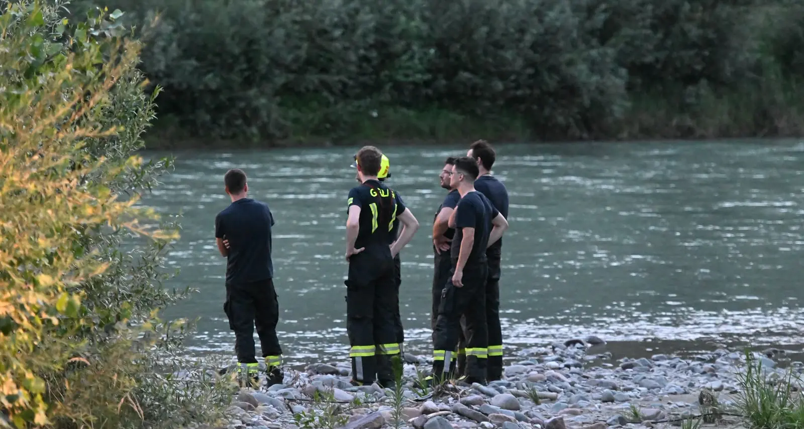 Bolzano Sud, auto trascinata dall'Isarco: automobilista recuperato dai vigili del fuoco