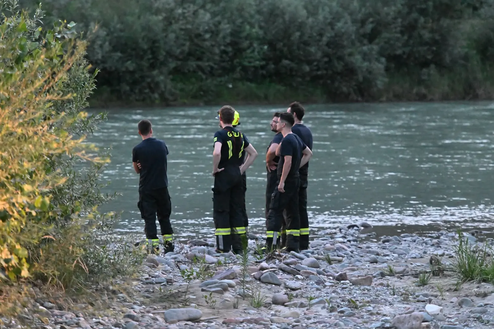 Bolzano Sud, auto trascinata dall'Isarco: automobilista recuperato dai vigili del fuoco