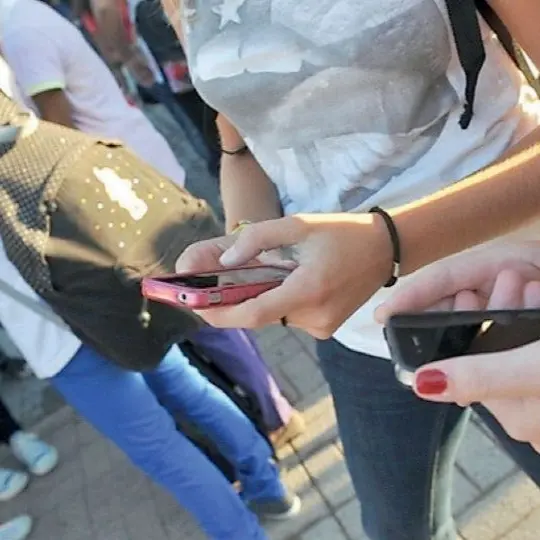 Il Forum: «Social media e giovani, sì alle regole ma non solo divieti»