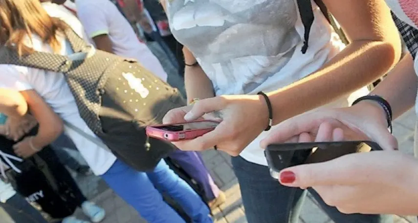 Il Forum: «Social media e giovani, sì alle regole ma non solo divieti»