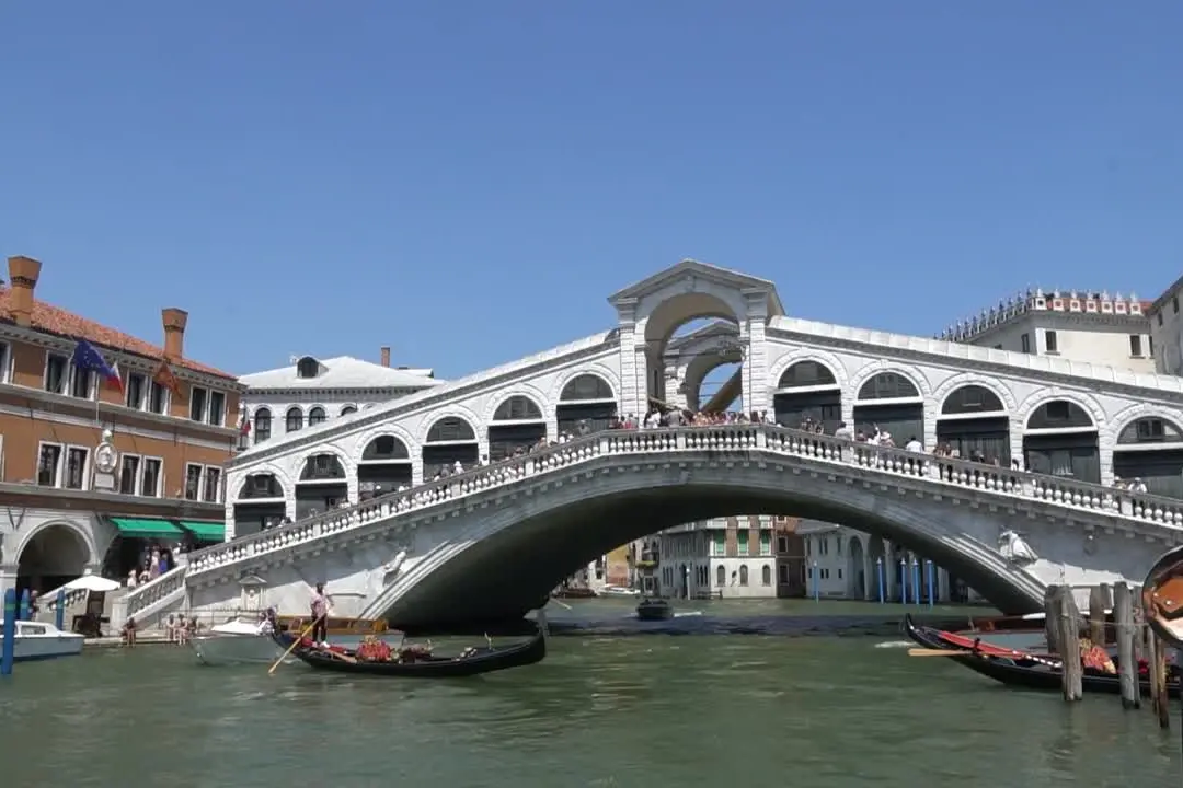 Venezia, rimossi i graffiti comparsi sul ponte di Rialto: denunciati tre turisti