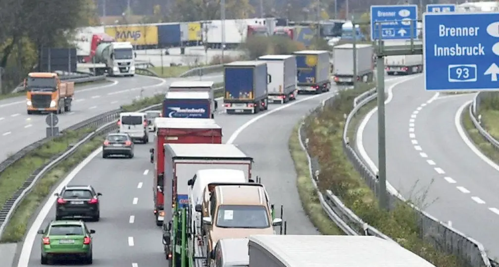 Tir in Austria, tutti d’accordo nel togliere i limiti nei passaggi