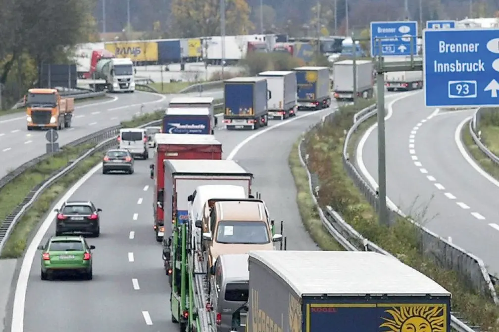 Tir in Austria, tutti d’accordo nel togliere i limiti nei passaggi