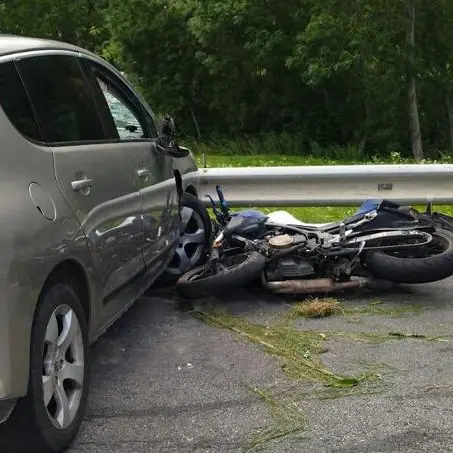 Motociclista di 20 anni muore nello schianto, grave un 64enne