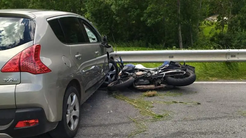 Motociclista di 20 anni muore nello schianto, grave un 64enne