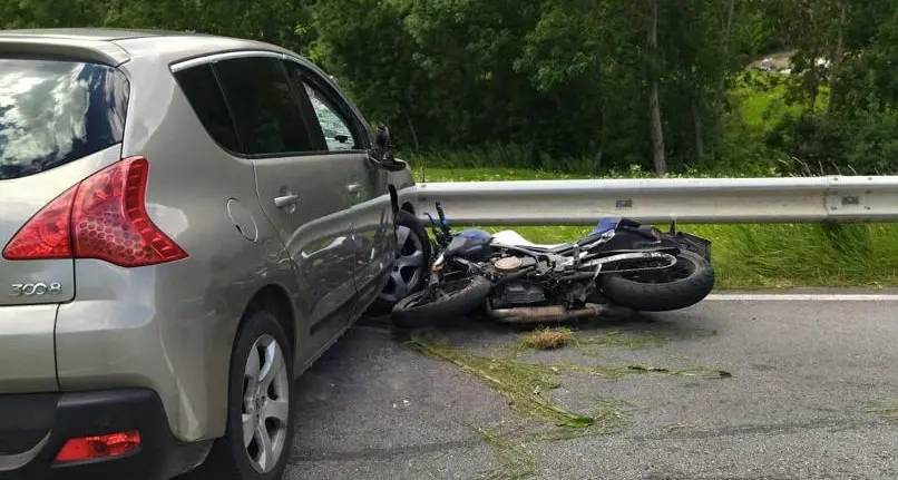 Motociclista di 20 anni muore nello schianto, grave un 64enne