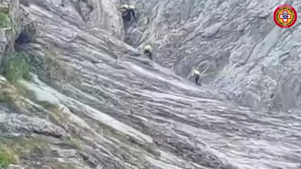 Scalatore precipita e resta bloccato sulle Apuane, le immagini del salvataggio