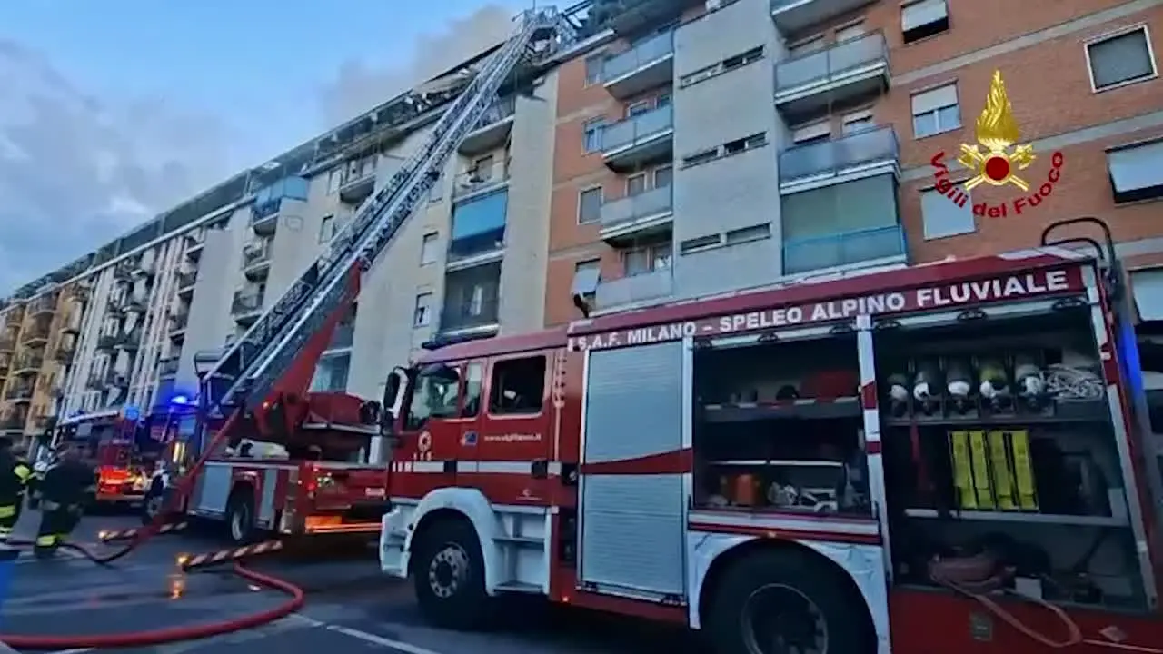 Incendio in grande palazzo a Milano, un morto e due intossicati