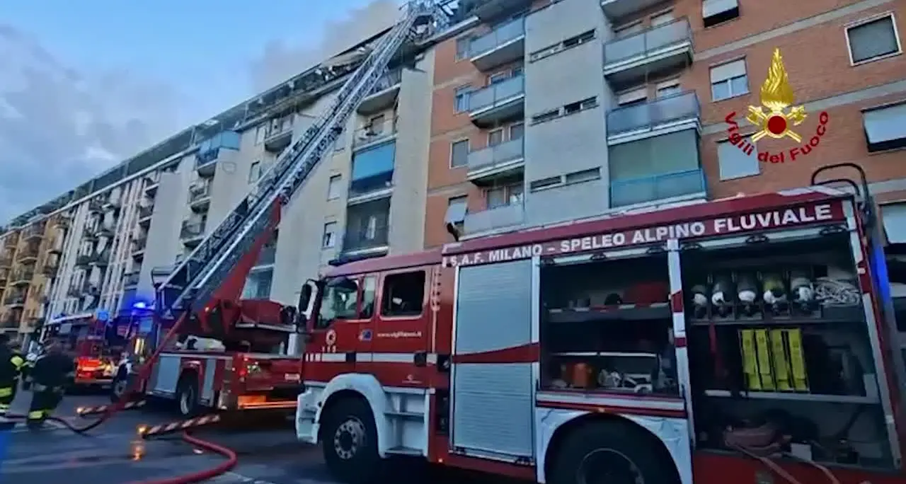 Incendio in grande palazzo a Milano, un morto e due intossicati
