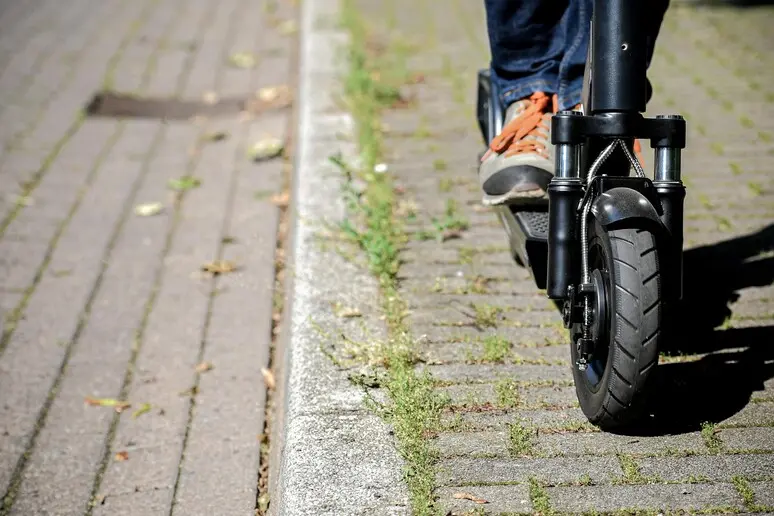 Obbligo di Rca per i monopattini: a Bolzano già 210 sanzioni