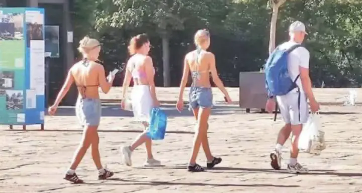 Gli effetti del grande caldo: in bikini in centro Merano