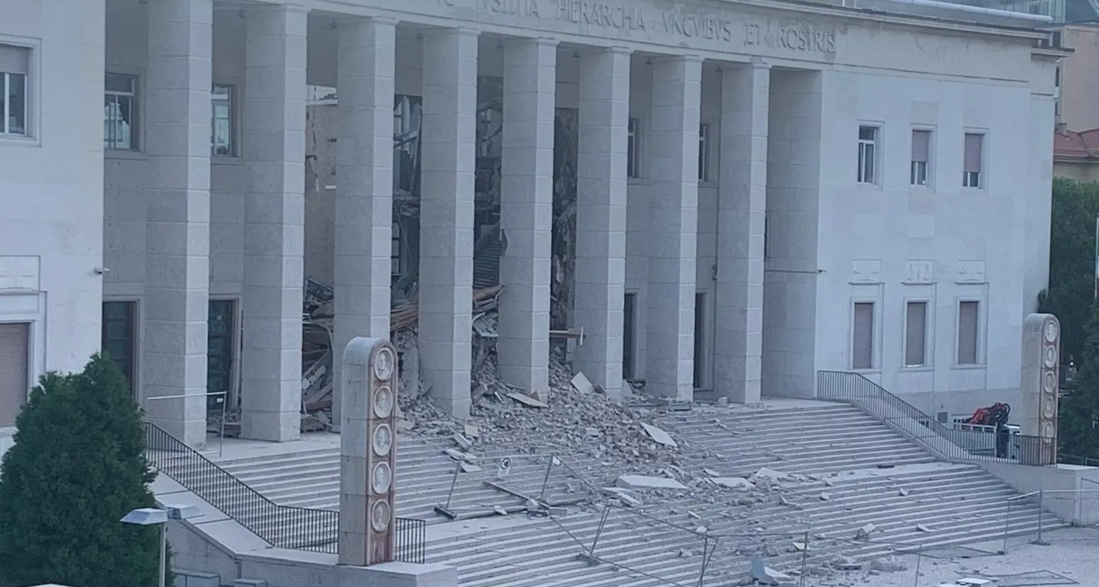 Tribunale di Bolzano, a rischio crollo anche il colonnato
