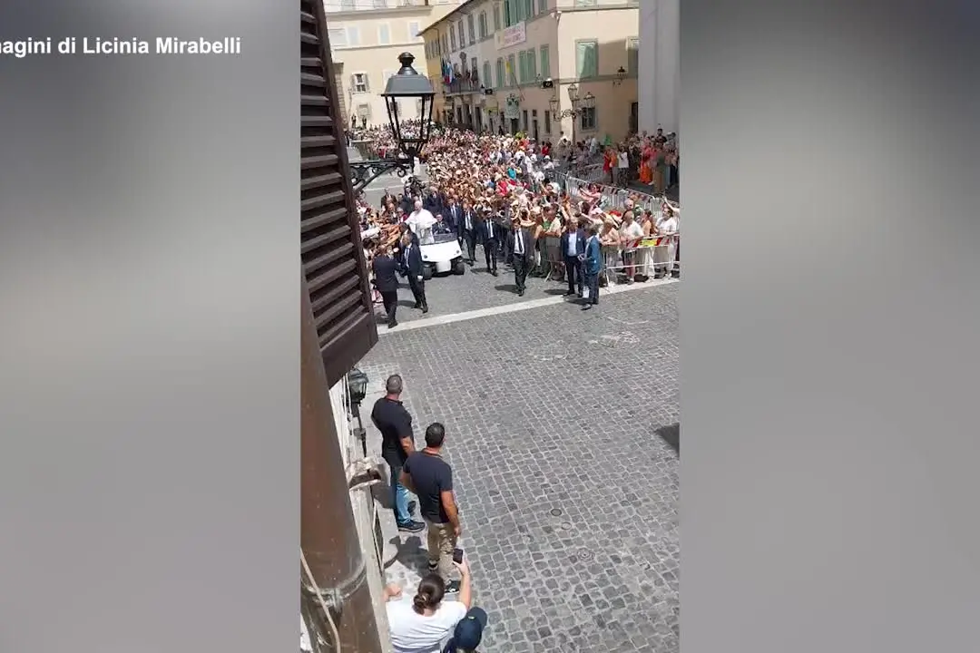 Dopo l'Angelus il Papa si concede ai fedeli con un giro tra la folla in golf cart
