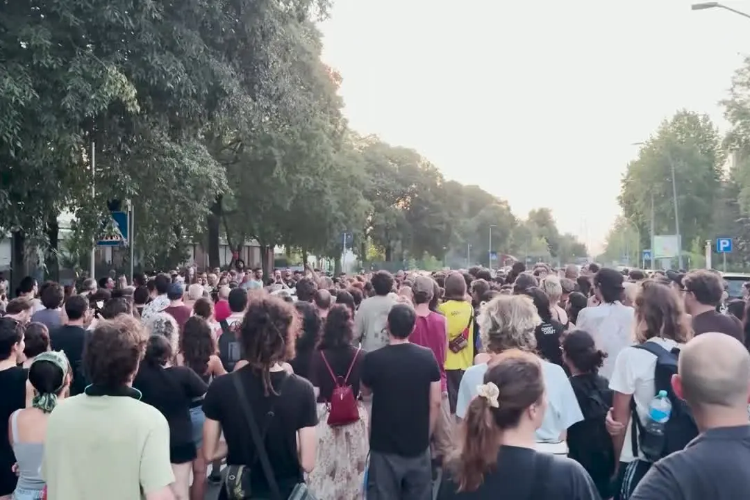 Morto ammanettato a Bologna, il presidio dei familiari al Pilastro