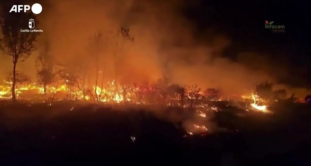 Almeno 1200 evacuati nell'incendio scoppiato a 100 km da Madrid