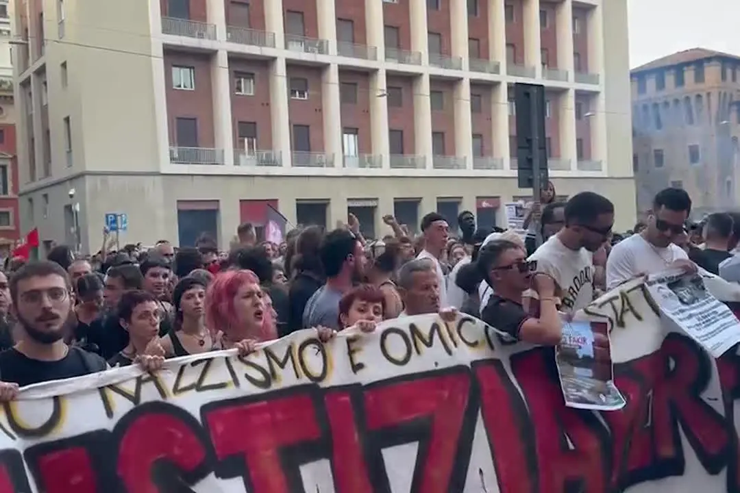 Tafferugli al presidio per Fakir a Bologna, lancio di bomba carta e cariche
