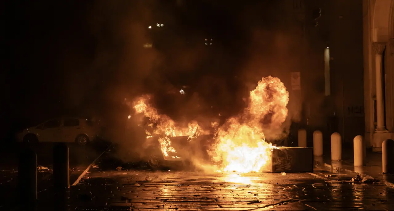 La piazza per Fakir si infiamma a Bologna, scontri tra manifestanti e agenti
