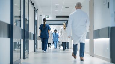 Studio sanitario su dati regionali di liste d'attesa, grafico e analisi comparativa, immagine di approfondimento