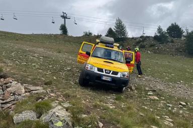 Soccorritori in montagna durante operazione di emergenza su terreno impervio, immagine di approfondimento