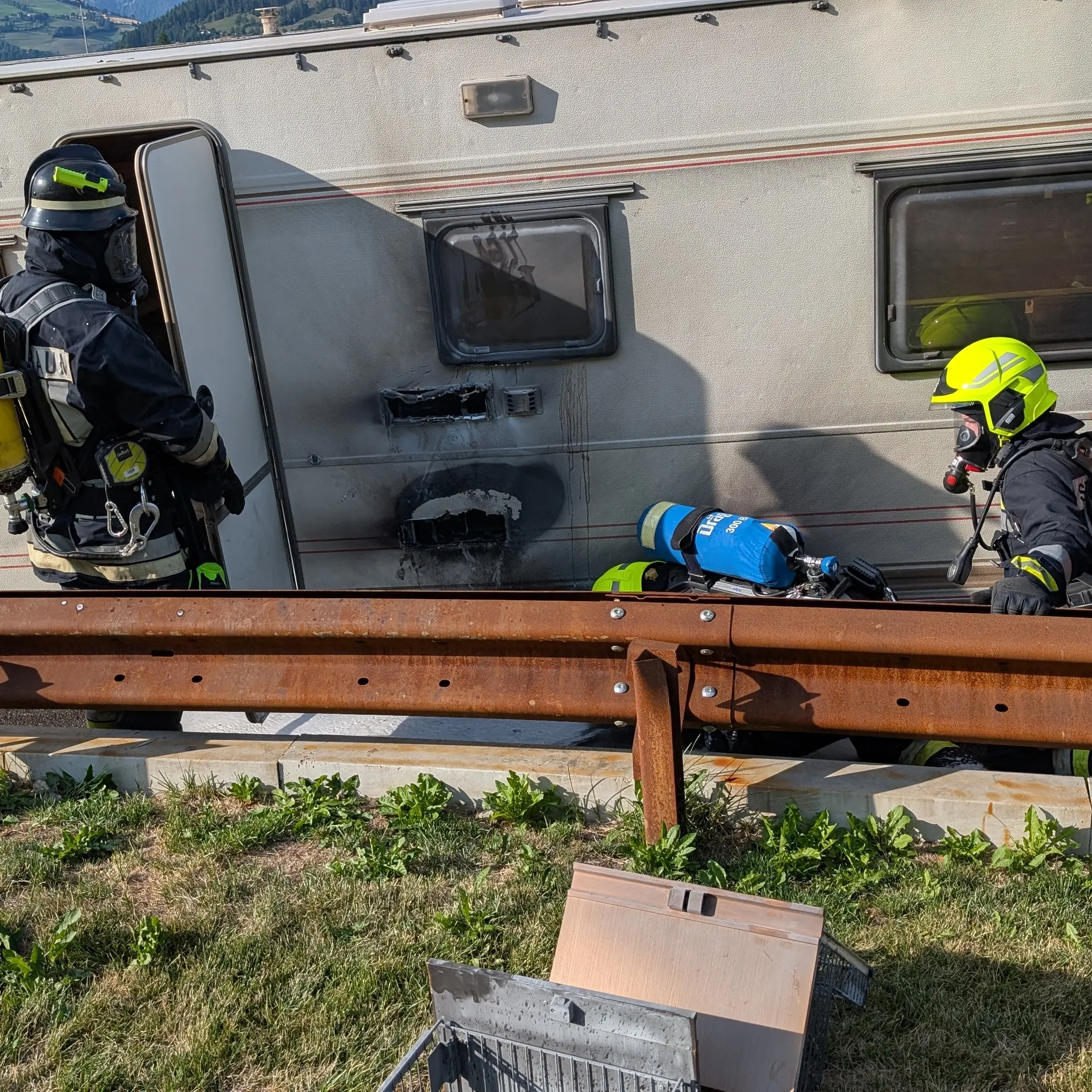 A22: in fiamme una roulotte, rogo domato in un'ora