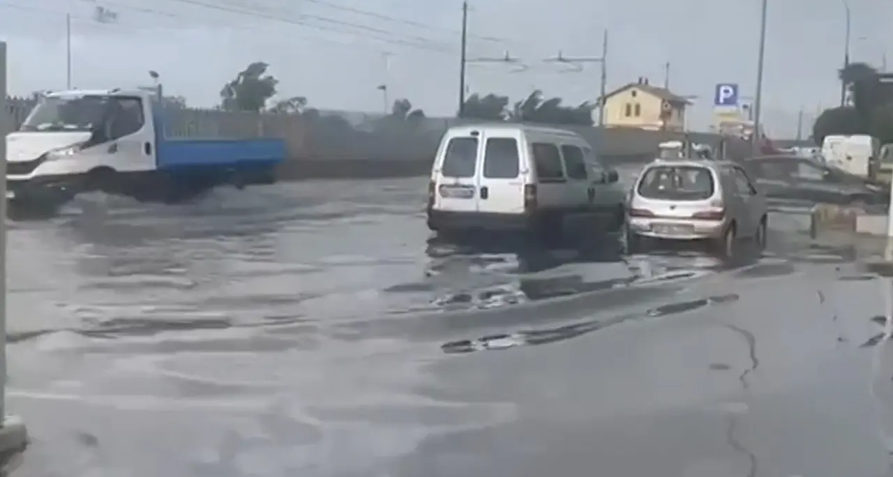 Nubifragio ad Ancona, via Flaminia allagata: chiusi due sottopassi