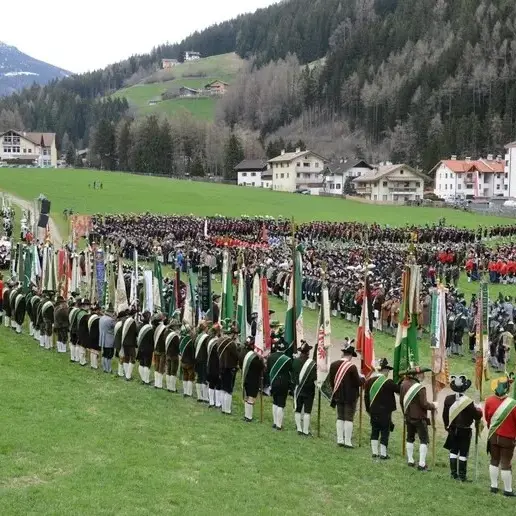 Schützen, spuntano dodici carabine con simboli nazisti
