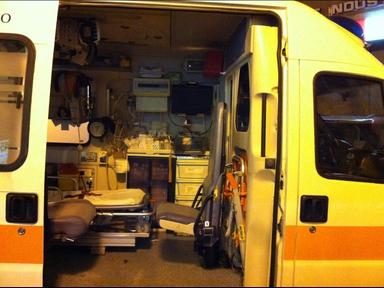 Palazzo di otto piani a Terni, intervento d'emergenza con carabinieri e polizia, salvataggio di bambina in pericolo, immagine di approfondimento