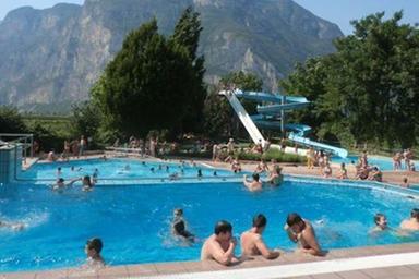 Piscina con vasca d'acqua, donne in costume da bagno, serata dedicata alle donne musulmane, immagine di approfondimento