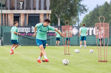 Lo stadio del Südtirol con i tifosi in tribuna durante una partita di campionato