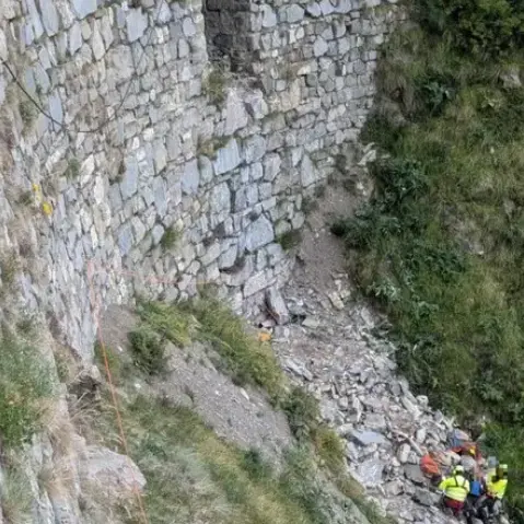 Sbanda con la moto e finisce in fondo a un burrone: bolzanino muore in Liguria