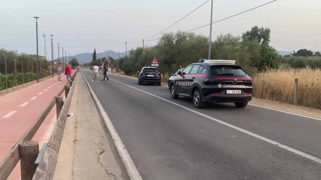 Investe con l'auto una coppia e poi accoltella a morte ragazzo