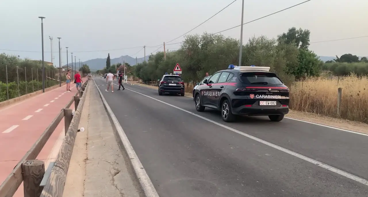 Investe con l'auto una coppia e poi accoltella a morte ragazzo