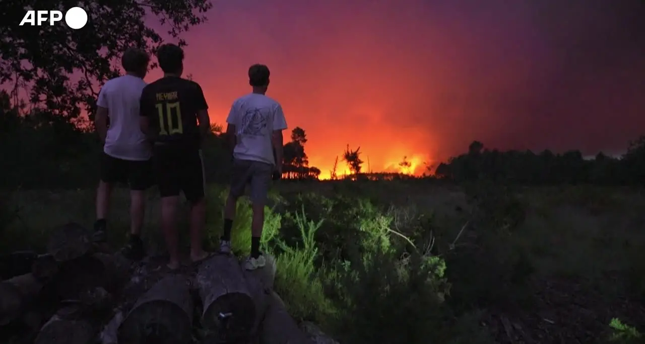 Violento incendio nel sud-est della Francia, migliaia di persone evacuate