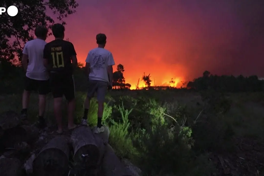 Violento incendio nel sud-est della Francia, migliaia di persone evacuate